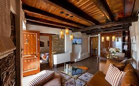 1822 Makrinitsa Suites